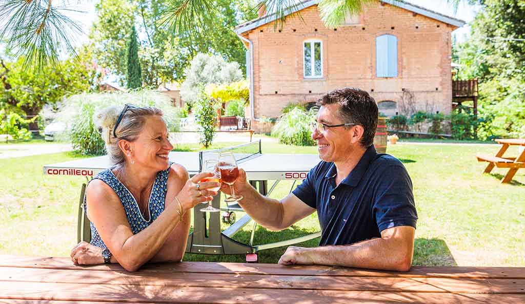 Gérants du village vacances des Chalets de Fiolles à Gaillac dans le Tarn